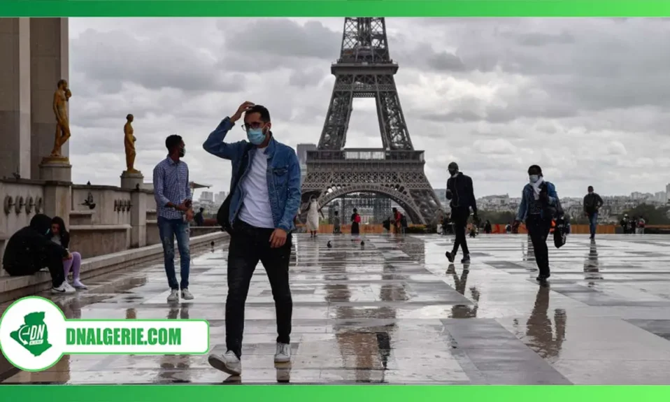 Montage : un jeune homme portant un masque, Tour Eiffel, Paris