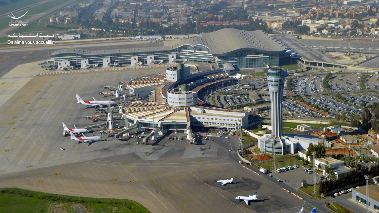 Aéroport international Alger scène émouvante