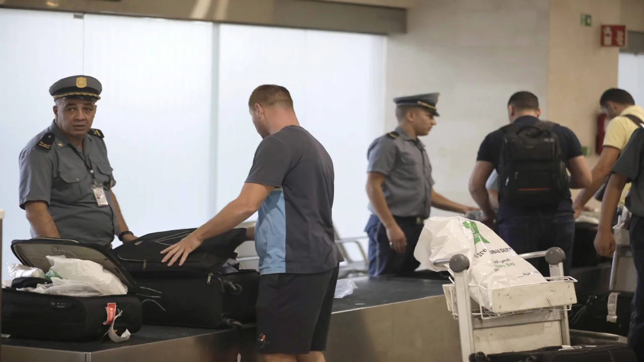 Aéroport Alger douane Algérien France valise bagages douanier Algérie voyageur