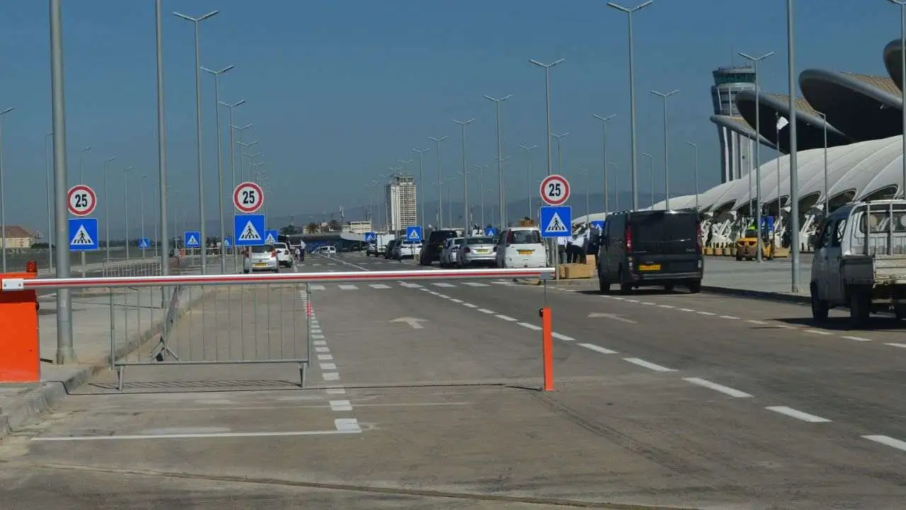 Aéroport international Alger Parking