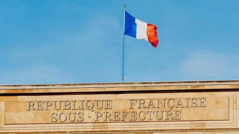 Titres de séjour Bardella préfet Algériens France régularisés