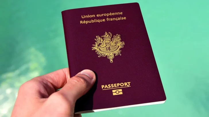 Voyage : les détenteurs du passeport français face à une nouvelle contrainte surprenante