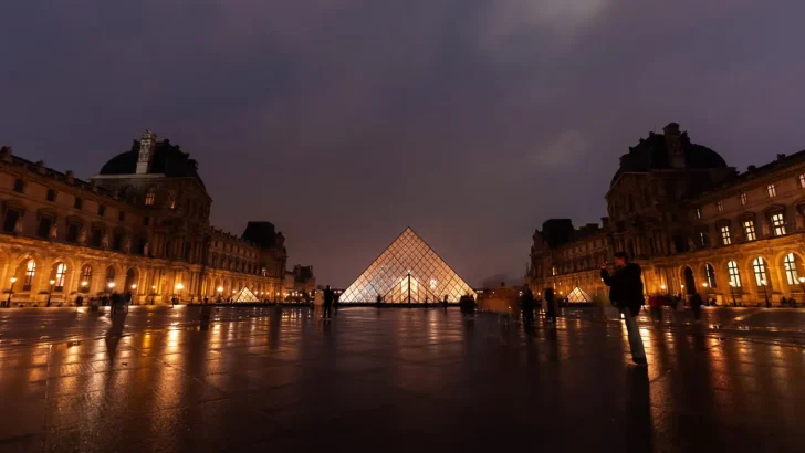 Cambriolage du Louvre : un braqueur arrêté à Roissy alors qu’il allait se rendre en Algérie
